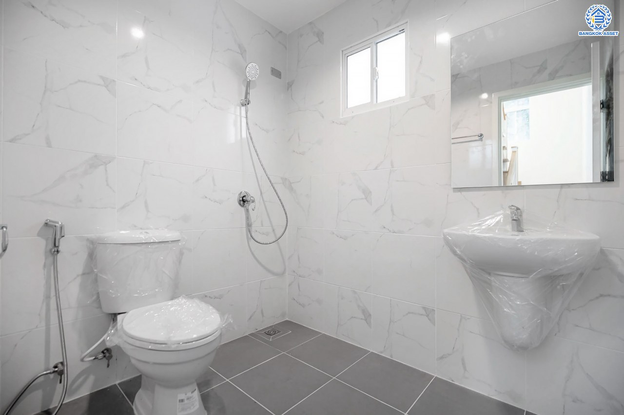 บ้านมือสองตกแต่งใหม่ โครงการ พฤกษาวิลเลจ30 เดอะซีซั่น แจ้งวัฒนะ-ราชพฤกษ์ หลังมุม ทำเลย่านปทุมธานี เนื้อที่ 53 ตร.ว. ฟังก์ชัน 3 ห้องนอน 2 ห้องน้ำ 1 ห้องอเนกประสงค์ จอดรถได้ 2 คัน เดินทางสะดวกสบายเข้า-ออกได้หลายเส้นทาง ใกล้เมืองทองธานี และจุดขึ้นทางด่วน "แจ้งวัฒนะ"